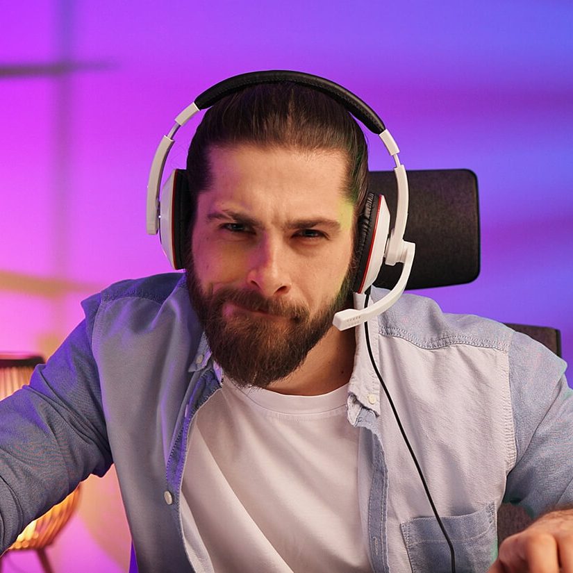 gamer-bearded-guy-in-a-gaming-headset-wins-a-vid.jpg